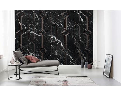 Cameră de zi cu tapet de marmură neagră cu modele geometrice, șezlong gri și elemente decorative.