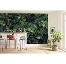 Cameră cu scaune de bar și fototapet cu model de plante