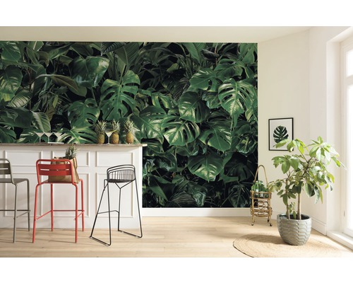 Cameră cu scaune de bar și fototapet cu model de plante