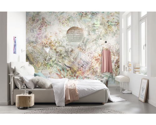 Dormitor luminos cu fototapet cu model, pat și noptieră