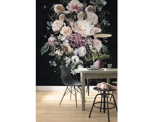 Sufragerie cu masă, scaune și tapet floral