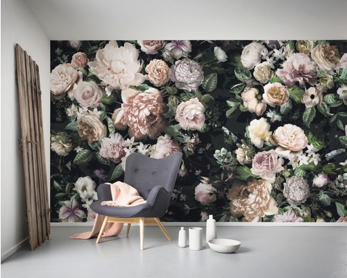 Scenă cu tapet floral de mari dimensiuni, fotoliu, cuvertură și articole decorative