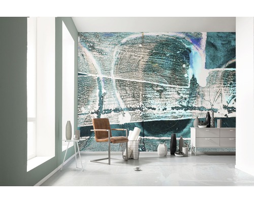 Cameră de zi cu tapet cu model, scaun și comodă