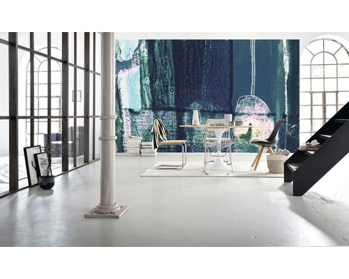 Cameră luminoasă cu tapet abstract, masă de sufragerie și scară