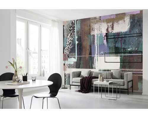 Cameră de zi cu tapet abstract netesut, canapea și masă de sufragerie pentru un ambient modern