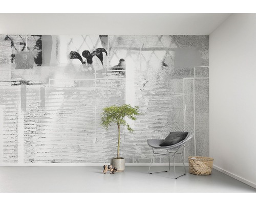 Cameră luminoasă cu tapet cu model, scaun, plantă și decorațiuni