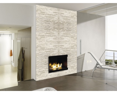 Baie modernă cu perete din piatră naturală și șemineu