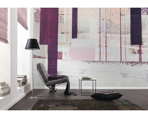 Living cu tapet de design, fotoliu, lampadar și covor pentru un design modern al camerei