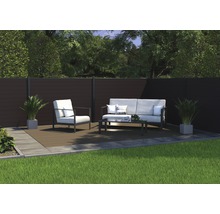 Grădină cu gard de intimitate, zonă de relaxare și plante