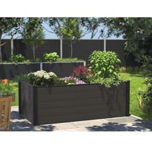 Jardiniere pătrată, supraînălțată, din compozit de lemn în grădină cu plante