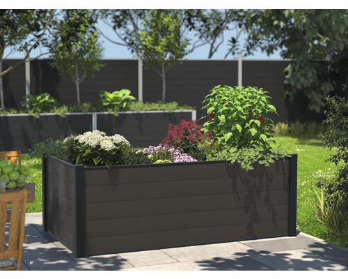 Jardiniere pătrată, supraînălțată, din compozit de lemn în grădină cu plante