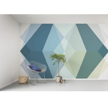 Cameră de zi cu tapet geometric, scaun din sârmă și plantă de interior