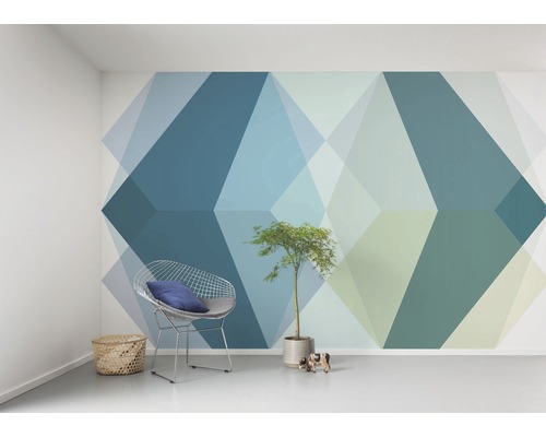 Cameră de zi cu tapet geometric, scaun din sârmă și plantă de interior