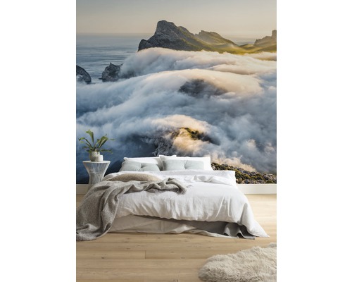 Dormitor cu fototapet munte cu ceață