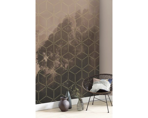 Tapet cu motiv forestier și model geometric în interior