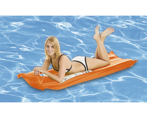 Femeie pe o saltea gonflabilă în apă