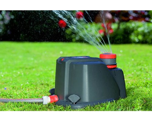 Aspersor de grădină udând un gazon