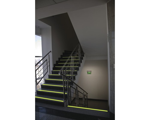 Scară cu marcaje pe trepte pentru siguranță sporită