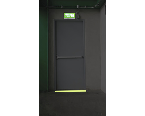 Ieșire de incendiu cu ușă antifoc și marcaj de cale de evacuare