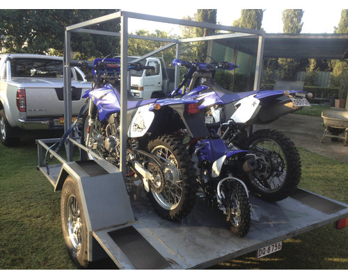 Remorcă moto încărcată cu două motociclete de motocross