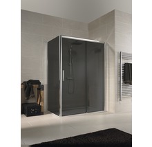 Cabină de duș walk-in cu ușă glisantă și calorifer portprosop într-o baie