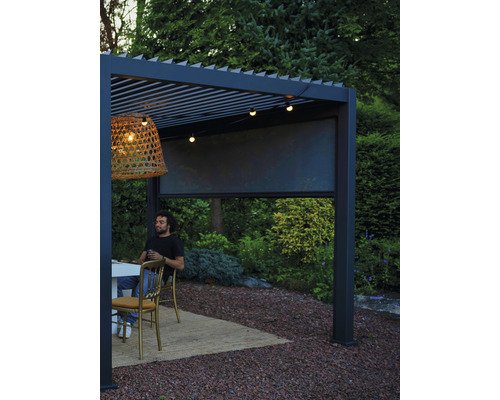 Scenă cu o pergolă din aluminiu, echipată cu o marchiză, o lampă suspendată și un șir de lumini, creând un spațiu exterior relaxant.