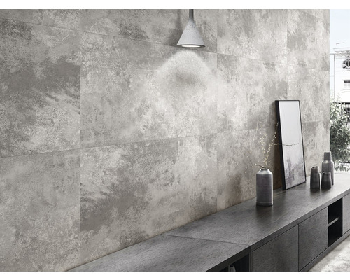 Decor de perete cu plăci gri și mobilier minimalist