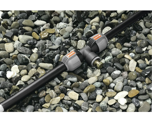 Conector Gardena cu tub de irigare pe pietriș
