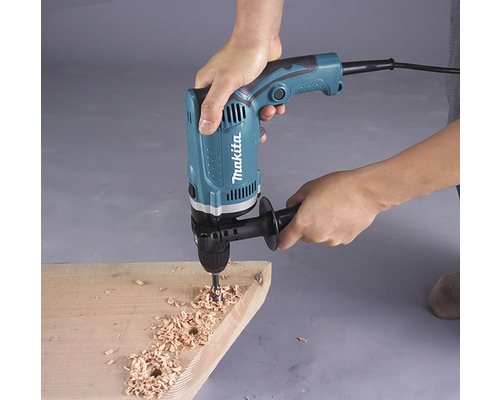 Mașină de găurit Makita utilizată pentru găurirea lemnului