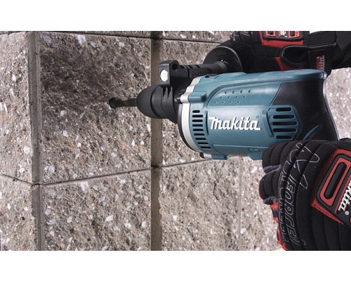 Mașină de găurit Makita găurește o gaură într-un zid de cărămidă