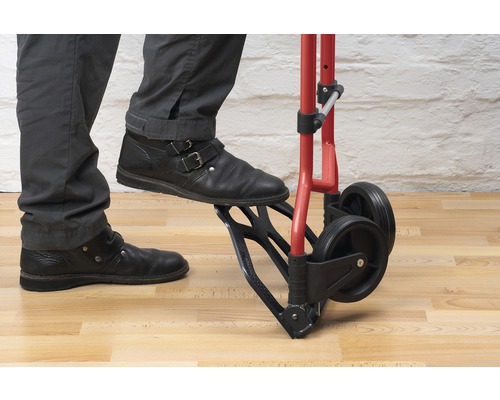 Persoană care operează un cărucior de scări cu piciorul