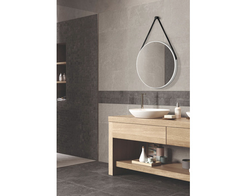 Baie cu lavoar, oglindă și faianță gri