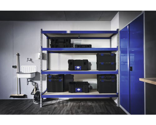 Sistem de rafturi cu cutii de depozitare și chiuvetă într-un spațiu de depozitare