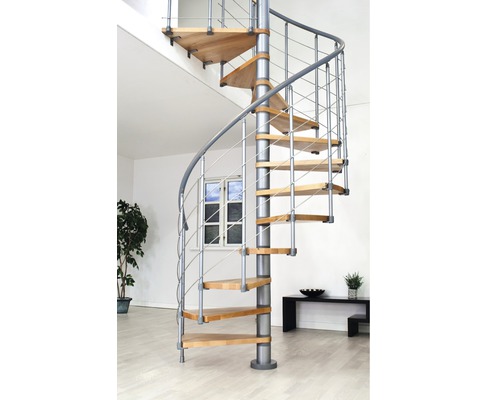 Scară spirală din lemn și metal într-un interior.