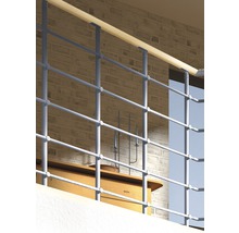 Balustradă metalică cu balustradă din lemn în fața unui zid de cărămidă