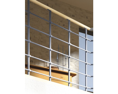 Balustradă metalică cu balustradă din lemn în fața unui zid de cărămidă