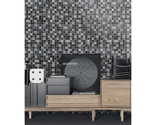 Decor de perete cu plăci de mozaic deasupra unui dulap din lemn