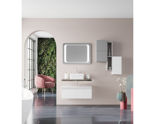 Baie cu lavoar, oglindă și decorațiuni pentru un ambient stilat