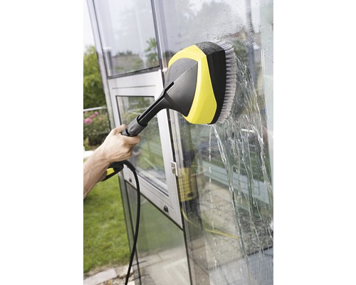 Curățarea ferestrelor cu o perie rotativă de spălat
