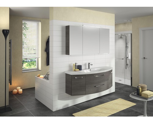 Baie cu chiuvetă, dulap cu oglindă, cadă și duș