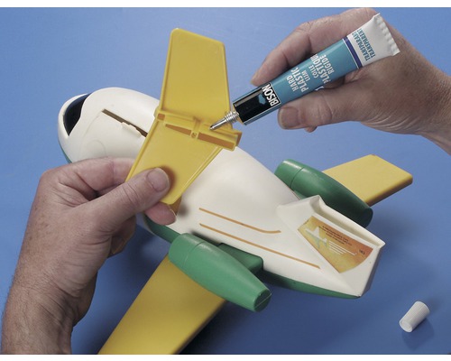 Repararea unei jucării avion cu adeziv pentru plastic