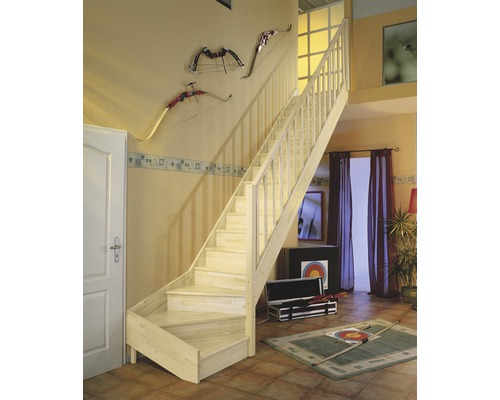Scară din lemn în zona de living cu decorațiuni