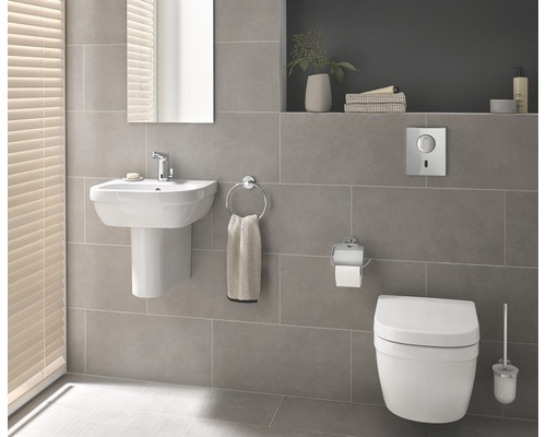 Baie cu chiuvetă, toaletă și accesorii