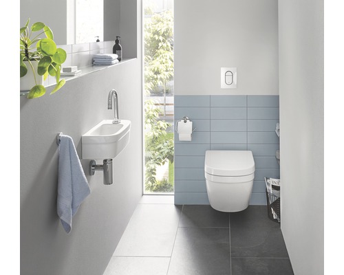 Baie cu WC suspendat, lavoar așezat pe blat, baterie și suport pentru prosoape