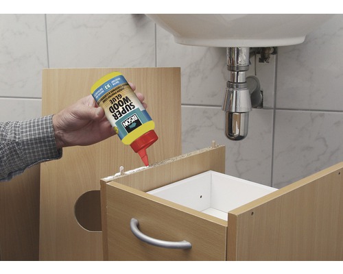 Adezivul pentru lemn Bison Super este aplicat pe o piesă de mobilier