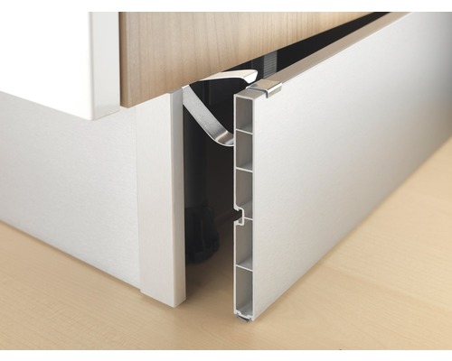 Plintă din aluminiu cu prindere pe o piesă de mobilier