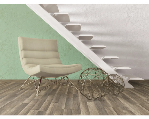 Interior cu fotoliu, sfere metalice decorative și scări