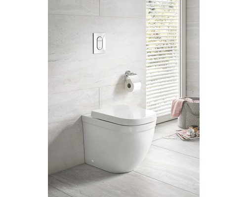 Toaletă suspendată cu spălare profundă într-o baie modernă, cu panou de operare și suport pentru hârtie igienică.