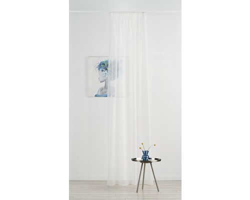 Scenă cu fular alb din voal, masă și tablou