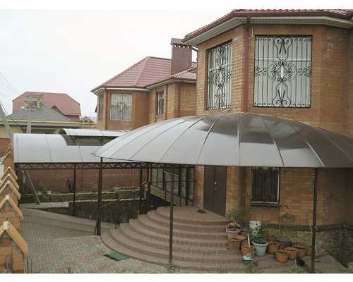 Scenă cu case și structuri de adăpost din metal și plastic